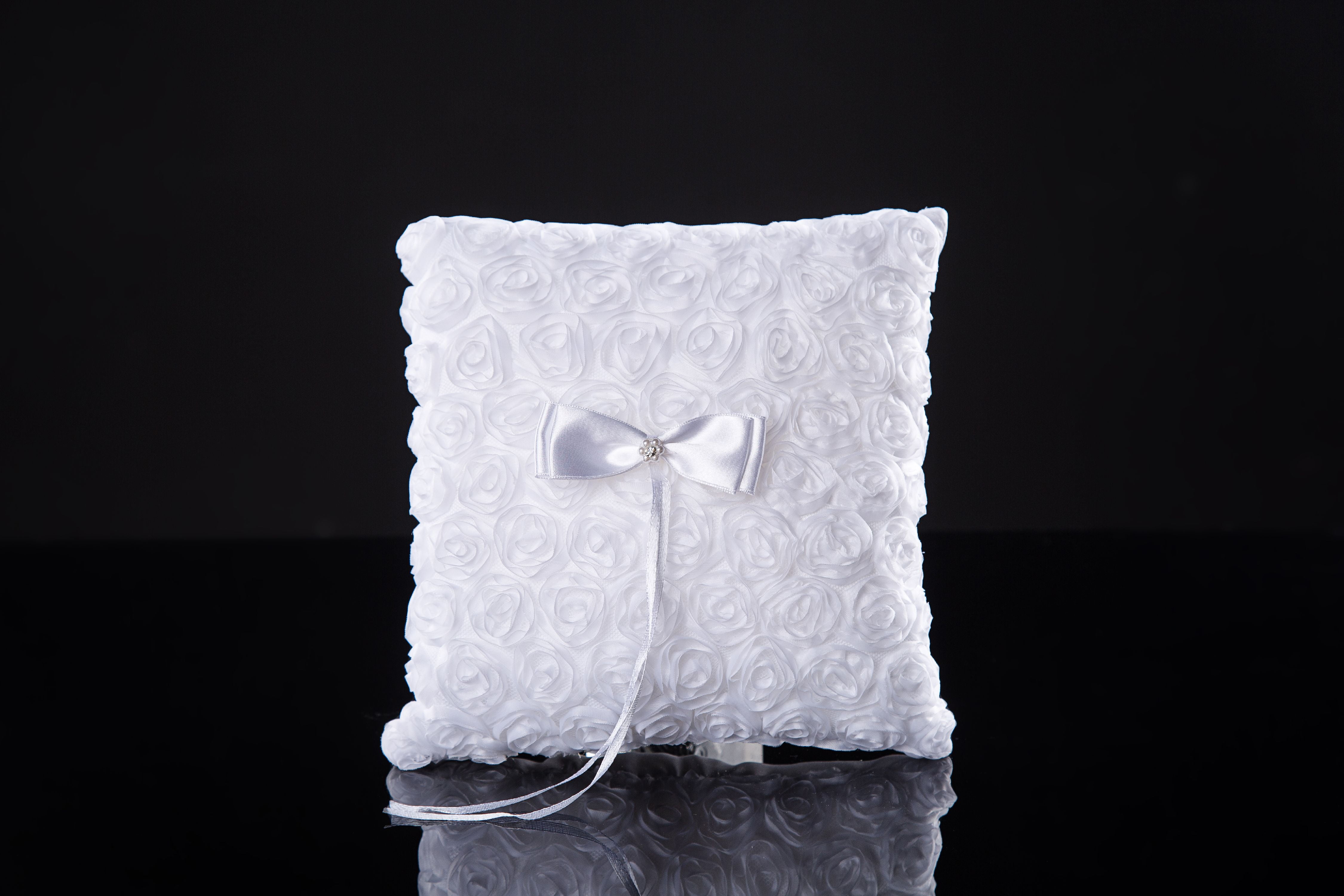 Amazon.com: Ring Pillow Pearls, Ring Cushion, Ring Bearer, Ring Holder for  Beach Wedding, Wedding Ceremony, Proposal : Home & Kitchen